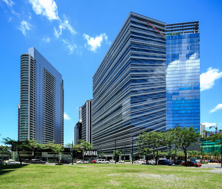 The Berde certified Net Metropolis in Bonifacio Global City (right cluster of buildings in photo). Miami-based architect Chad Oppenheim planned the 1.2-hectare Net Metropolis at the corner of 5th Avenue and 26th Street.