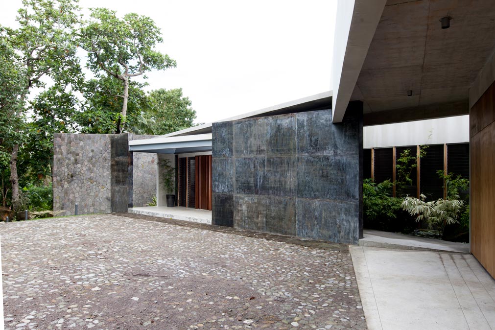 The panel-shaped external pillars House Number 17