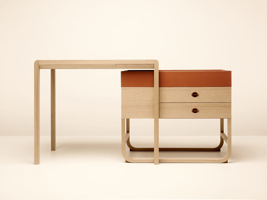 14. Attelage  writing desk in natural oak and fawn H bullcalf