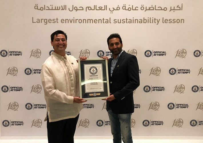 Liter of Light Founder Illac Diaz poses with Samer Khallouf the Guiness World Records official adjudicator