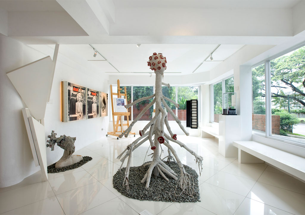 Vestibule gallery of the ArtLab where visitors can stay before accessing the main rooms, dominated by an installation by Maxine; and one of Cesare's Literary Hybrids.