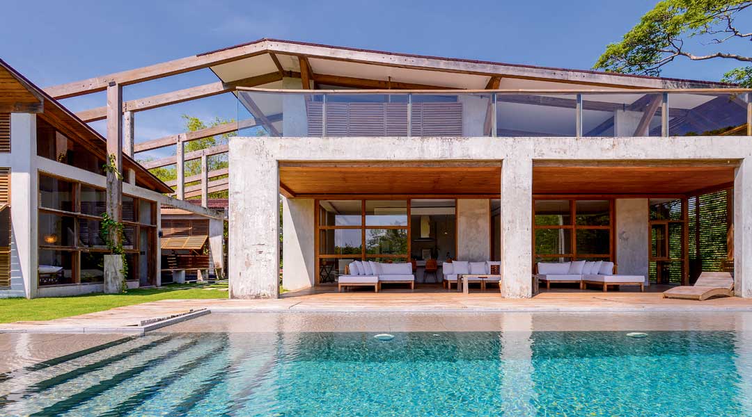 "We used the roof design to visually connect the main house and the casitas, while also providing an outdoor hallway for easy access between the three structures," explains Stephanie Sy of Utwentysix.