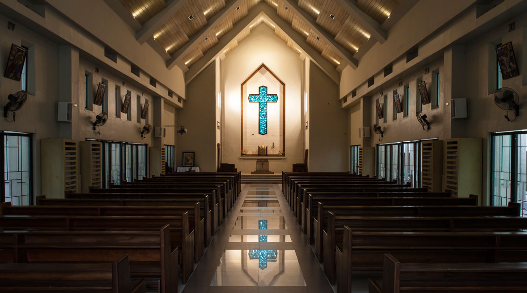 Ramon Orlina carves 150 glass pieces for Trinity Chapel's altarpiece