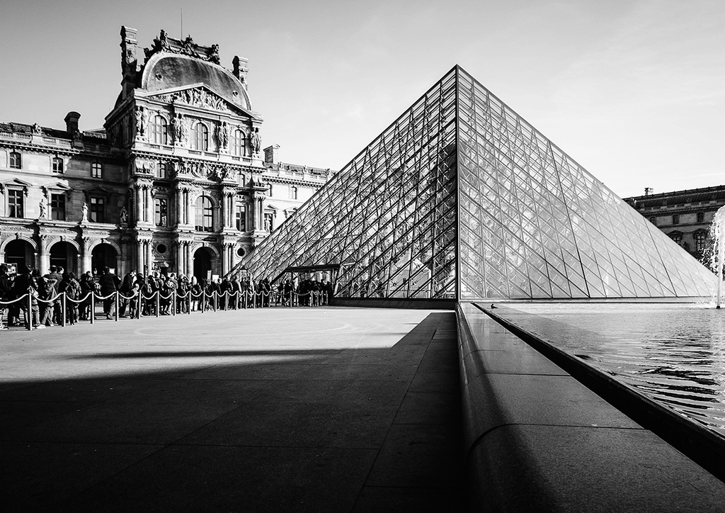 Pyramide de Louvre - name the architects - reviled - loved