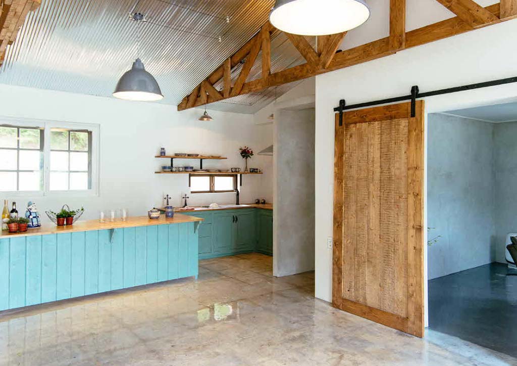 How to Achieve Lake House Decor in A Landlocked Living.