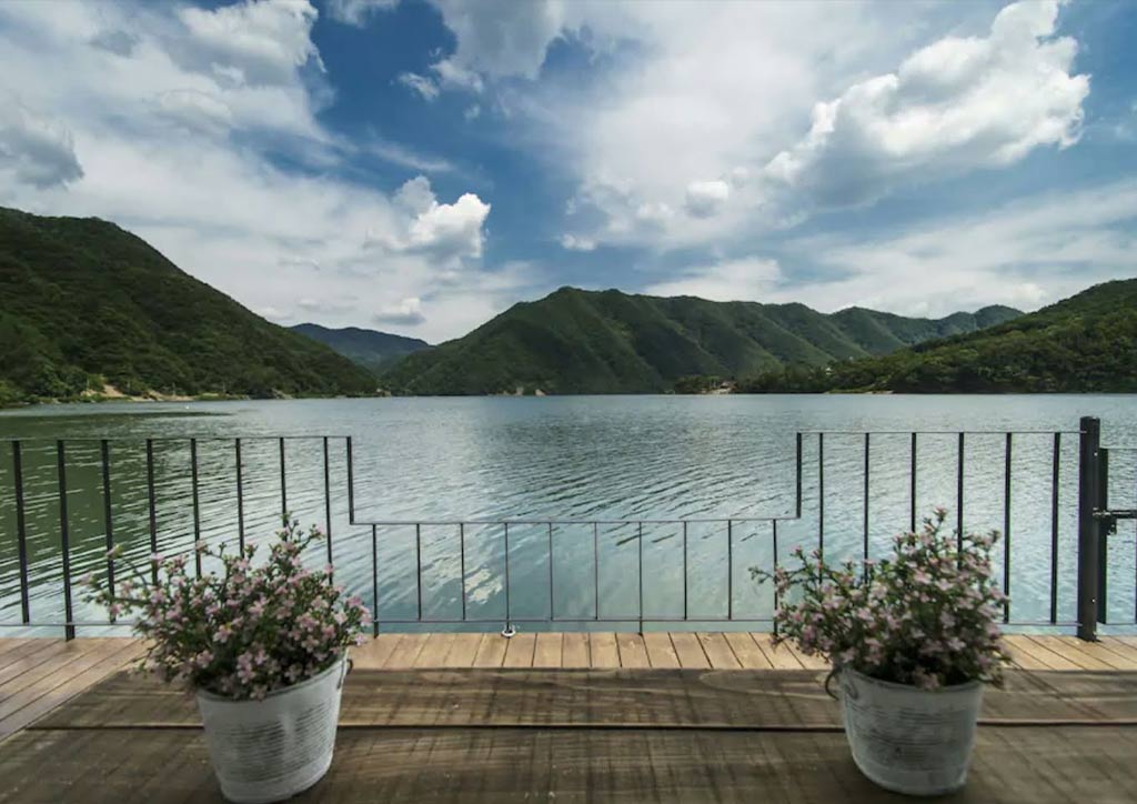 How to Achieve Lake House Decor in A Landlocked Living.