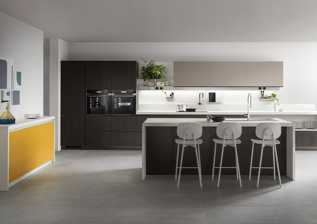 Contrasting elements bring variety to the space with the base unit doors