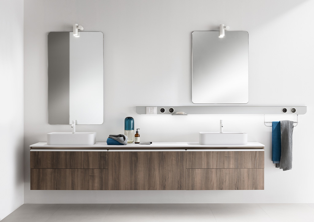 A distinguishing feature in Dandy Plus by Scavolini is the Task Bar: an aluminium bar secured to the wall, equipped with Alexa through the smart speaker device.