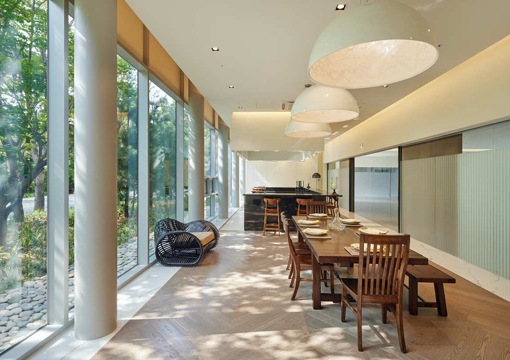 The Big Light Debate: Choosing Between Overhead Lighting and Lamps.