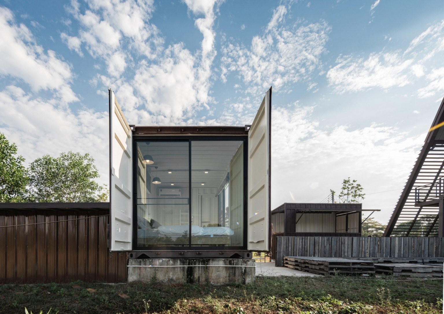 BP 2022 In-Article Photo (Container Cabin OOST Kampville) (17) - BluPrint