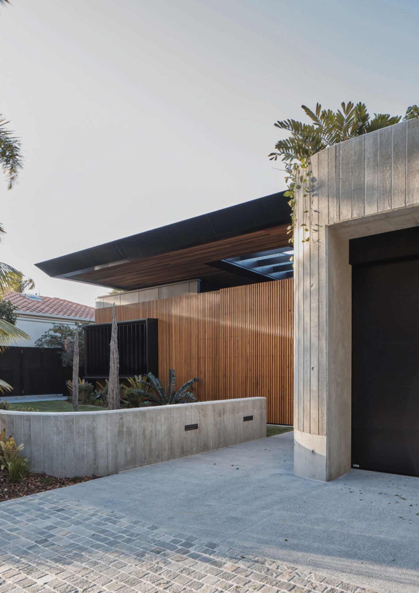 Cove House Showcases Subtropical Architecture