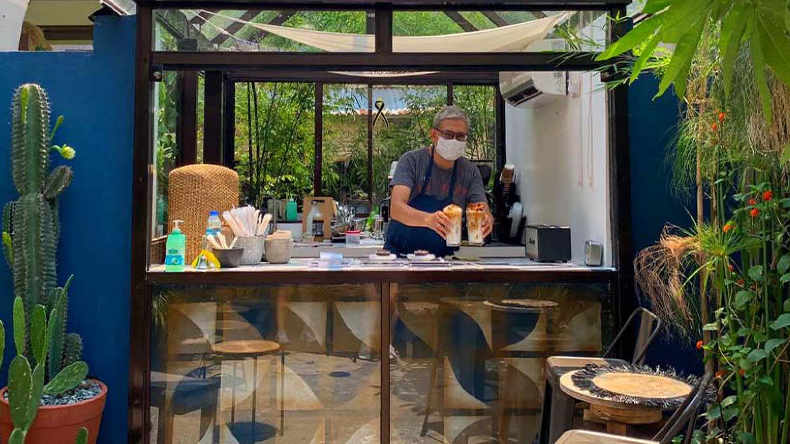 Papakape is a micro-coffee shop and allows visitors to enjoy fresh outdoor air. Image by Manu Reyes