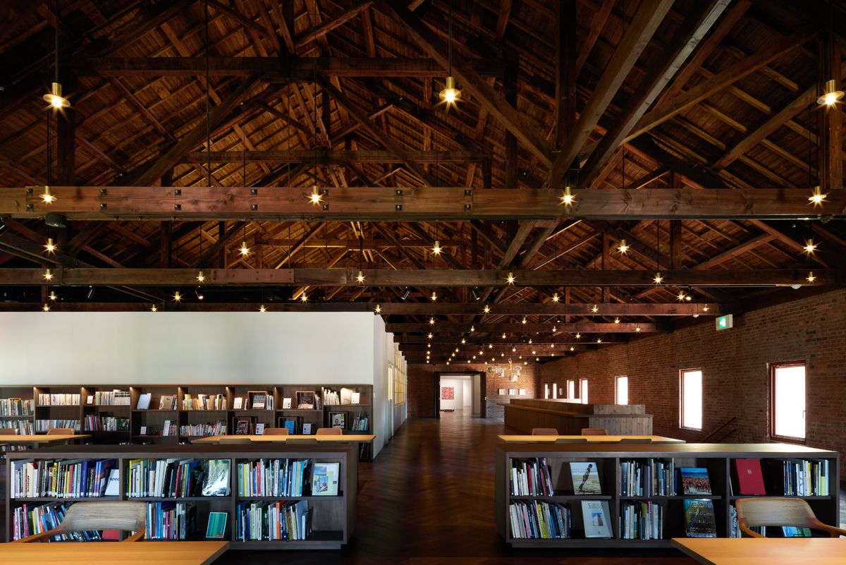 The Hirosaki Museum of Contemporary Art has several facilities including a library. Image by Daici Ano