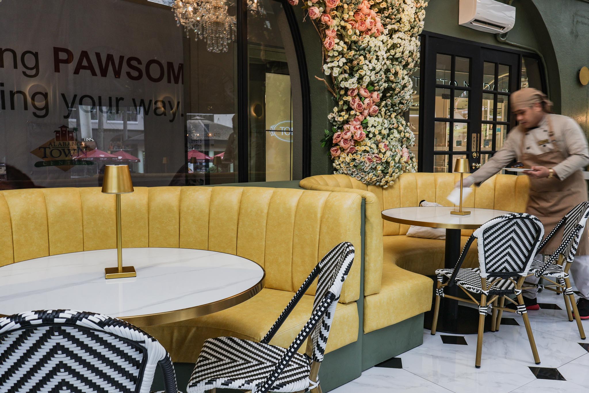 Aperitif seating details