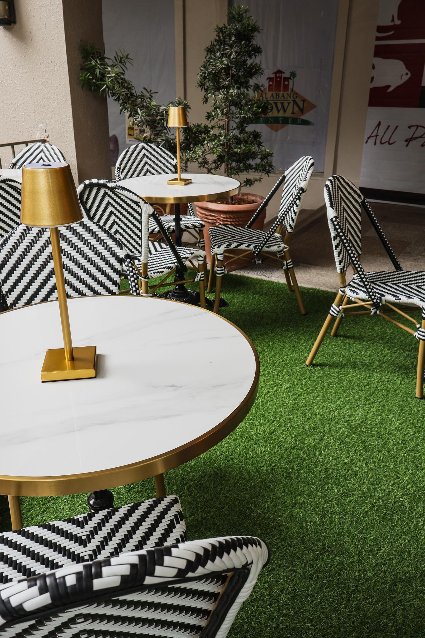 Aperitif al-fresco tables