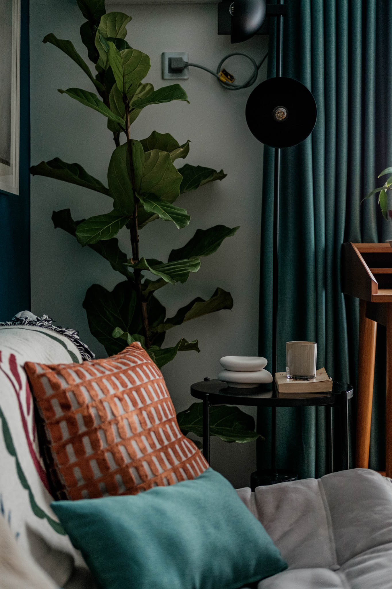 togo chair with Hablon pillows