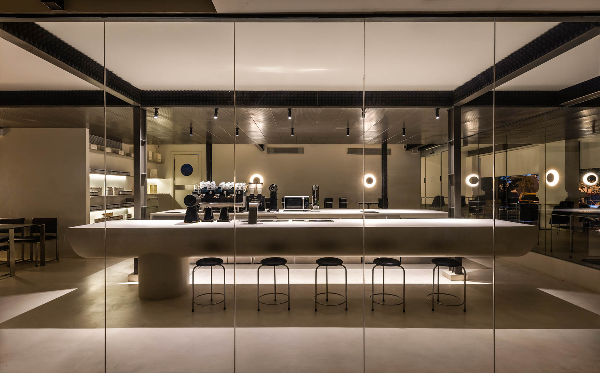 Bosgaurus Coffee Roasters by Hiroyuki Oki