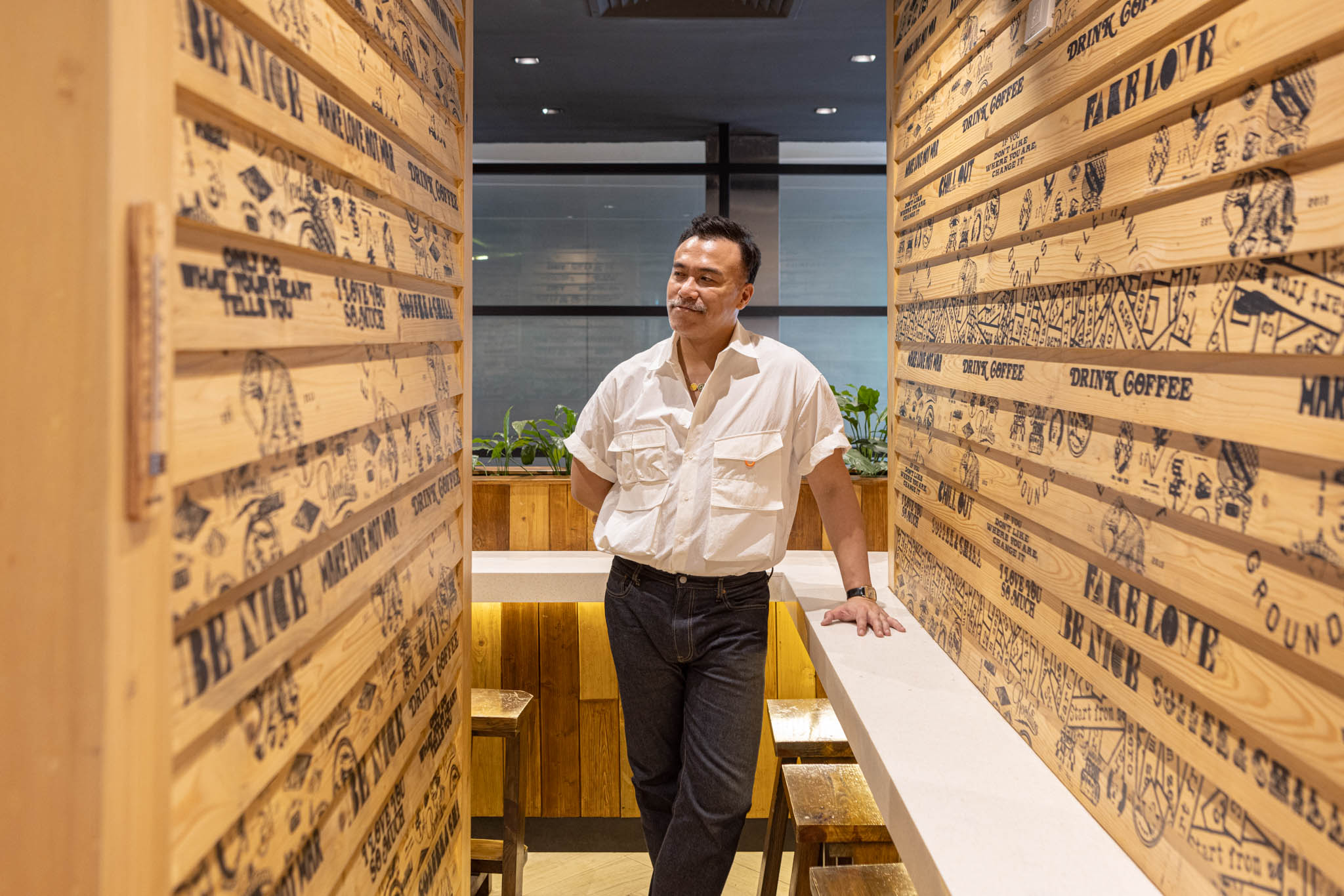 JJ Acu&ntilde;a at Elephant Grounds