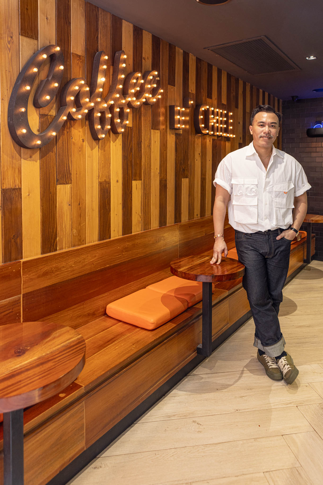 JJ Acu&ntilde;a at Elephant Grounds