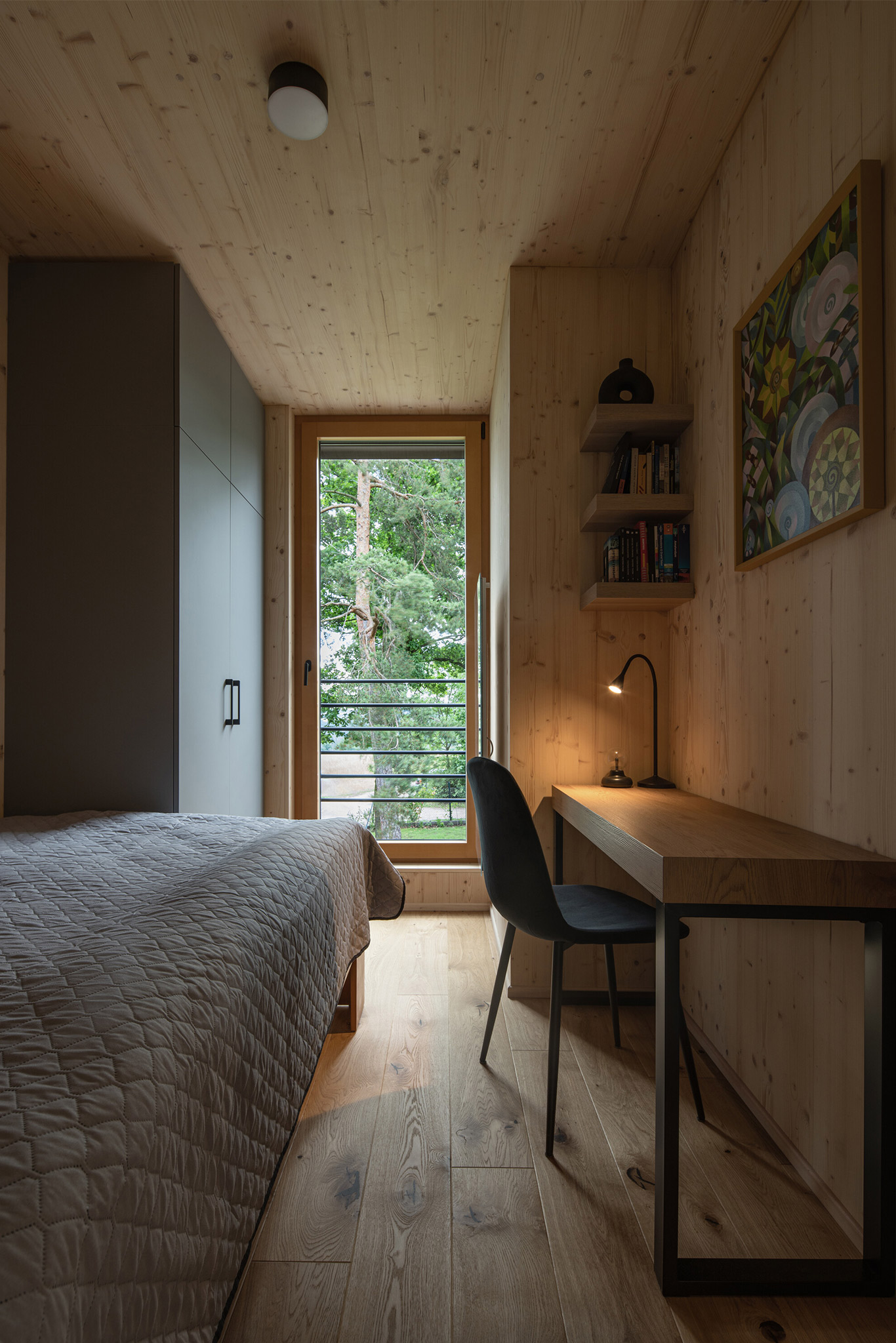 bedroom with nook