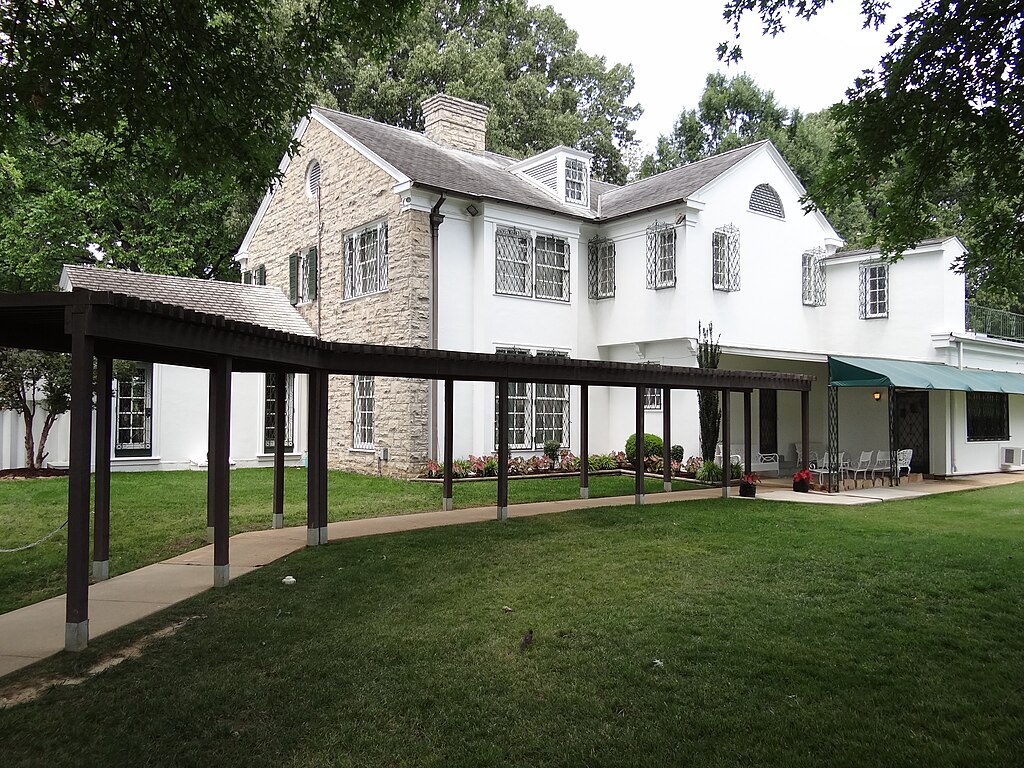 Rear_of_Graceland_Mansion_-_Elvis_Presley_Mansion_-_Memphis_-_Tennessee_-_USA - BluPrint