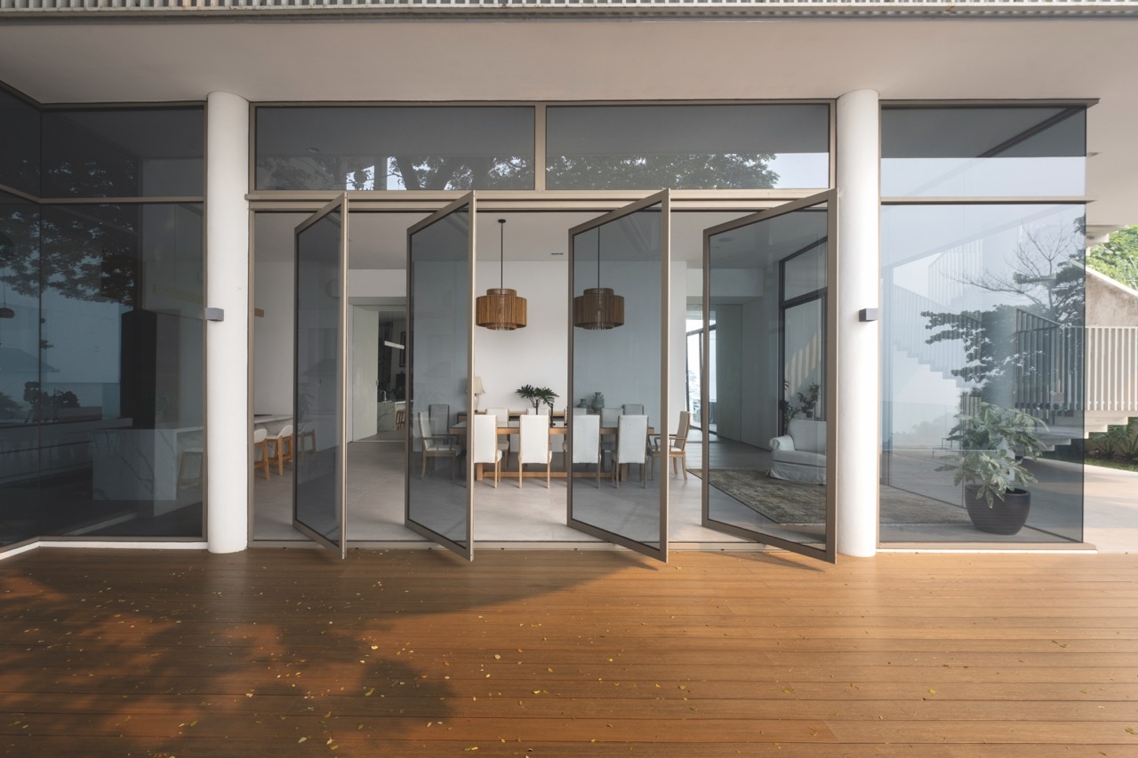 Slanted glazing with openings in between.