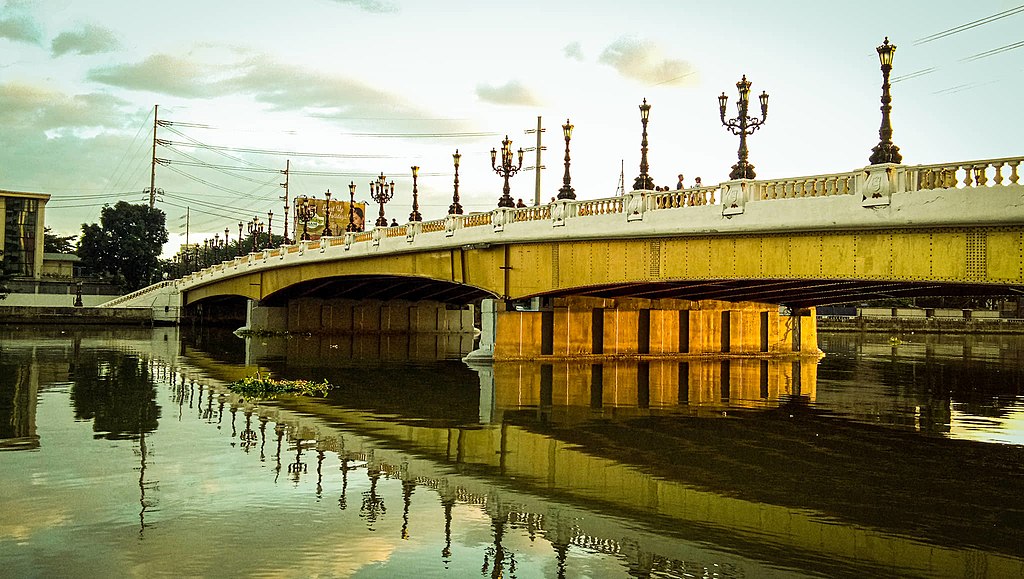 The Jones Bridge, a neoclassical bridge with ornate street lamps linking Manila with Binondo Chinatown.