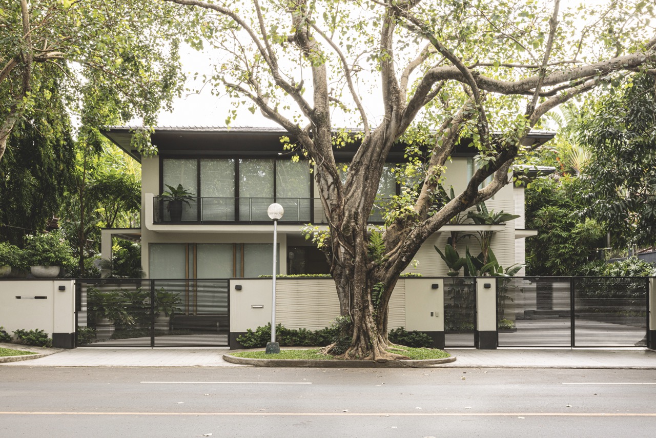 Modern home with a groove finish featured in the book, Architecture of Silence by BluPrint.