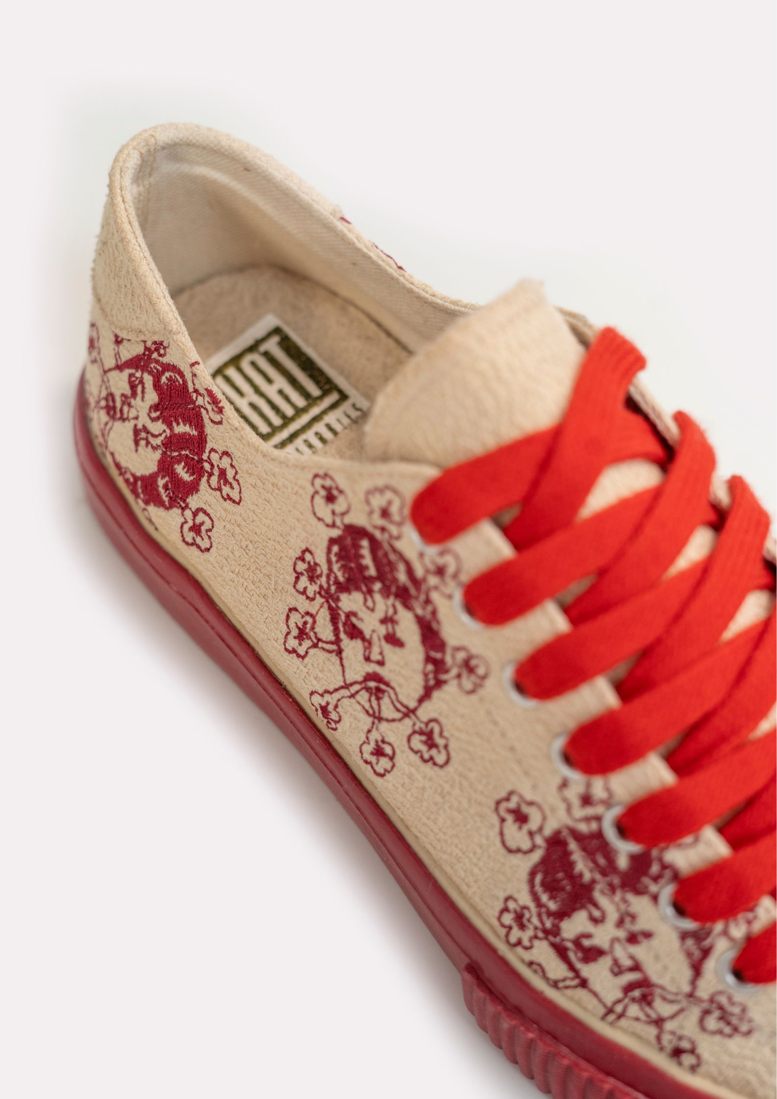 Beige LakArt sneakers with white laces by Garapata.