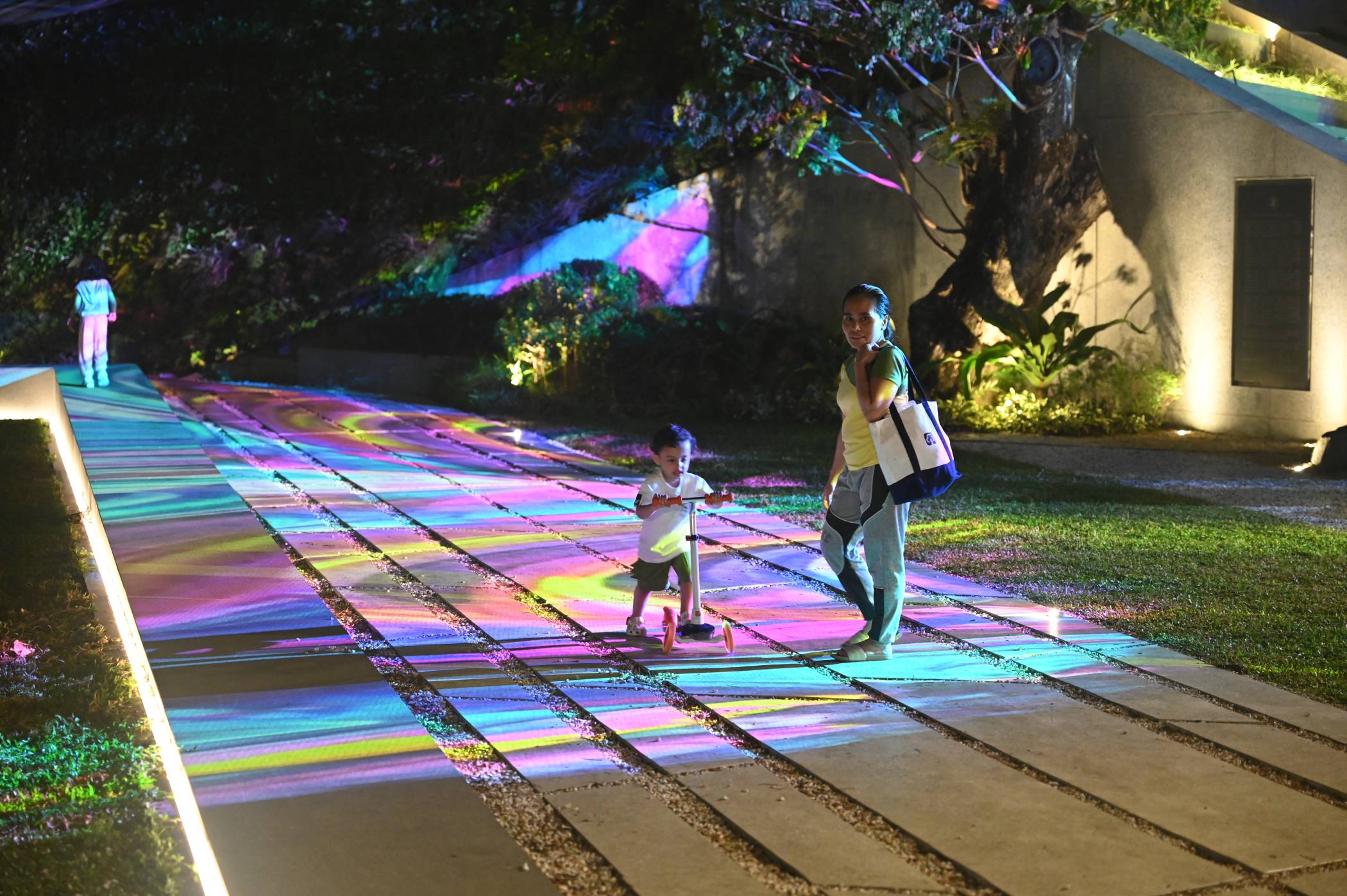Isaiah Cacino's "Prismatic Embrace" at Ayala Triangle Gardens. Source: Ayala Land.