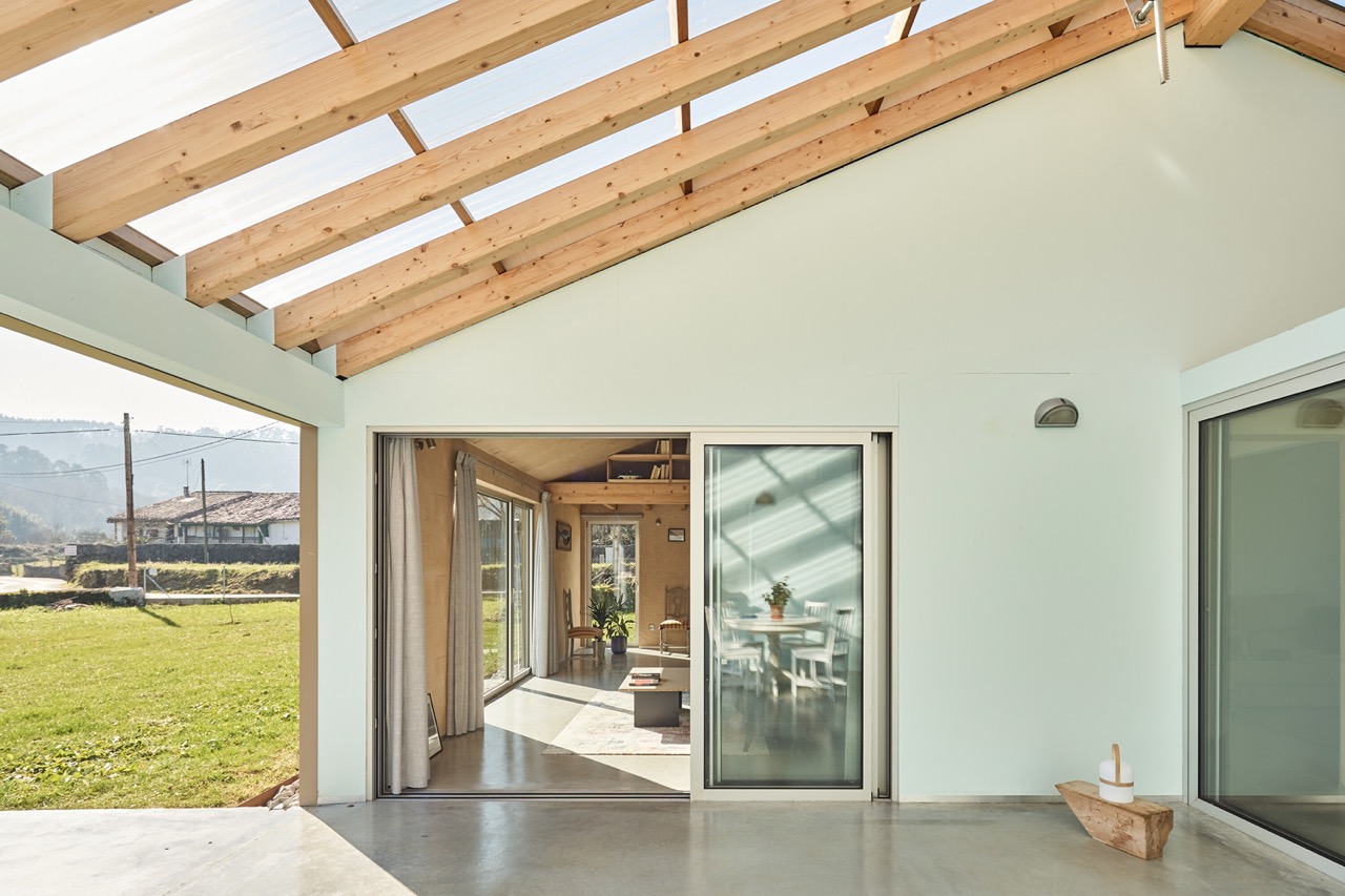 Room with shed roof .