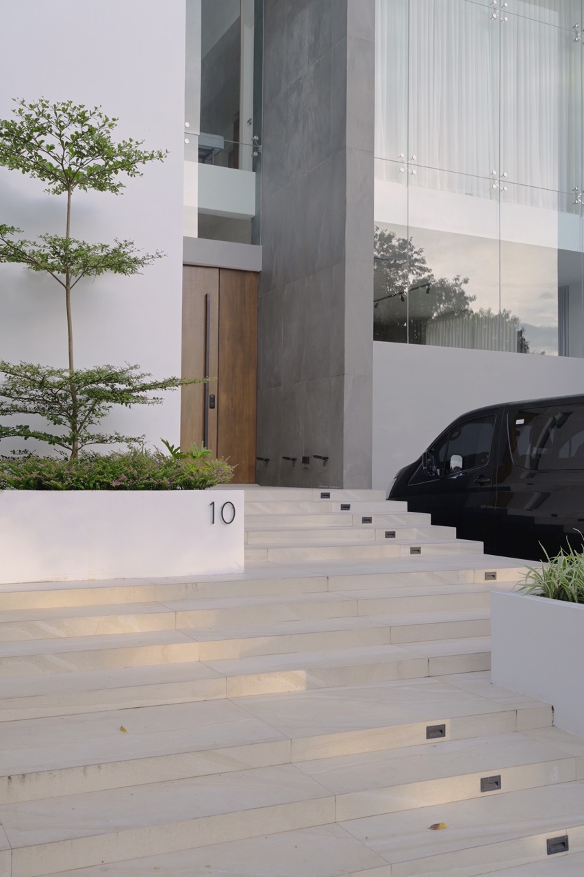 Entrance with multiple landings.