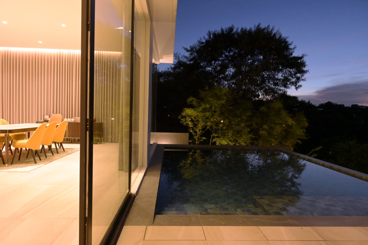 Pool that overlooks nature. 