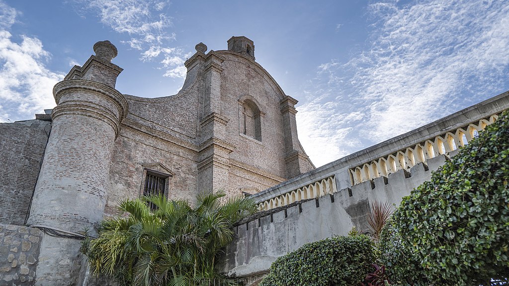 Front view of the building. Photo by Luzviminda7641. Source: Wikimedia Commons.