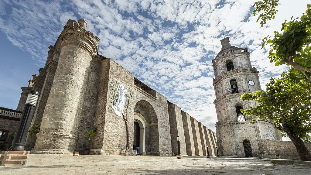 Side view of the building. Photo by Luzviminda7641. Source: Wikimedia Commons.