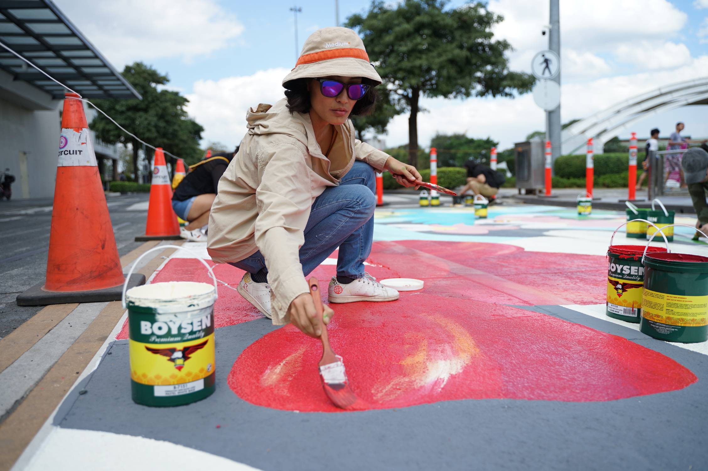 Anina Rubio painting her mural at Circuit Makati. Source: The Art House.
