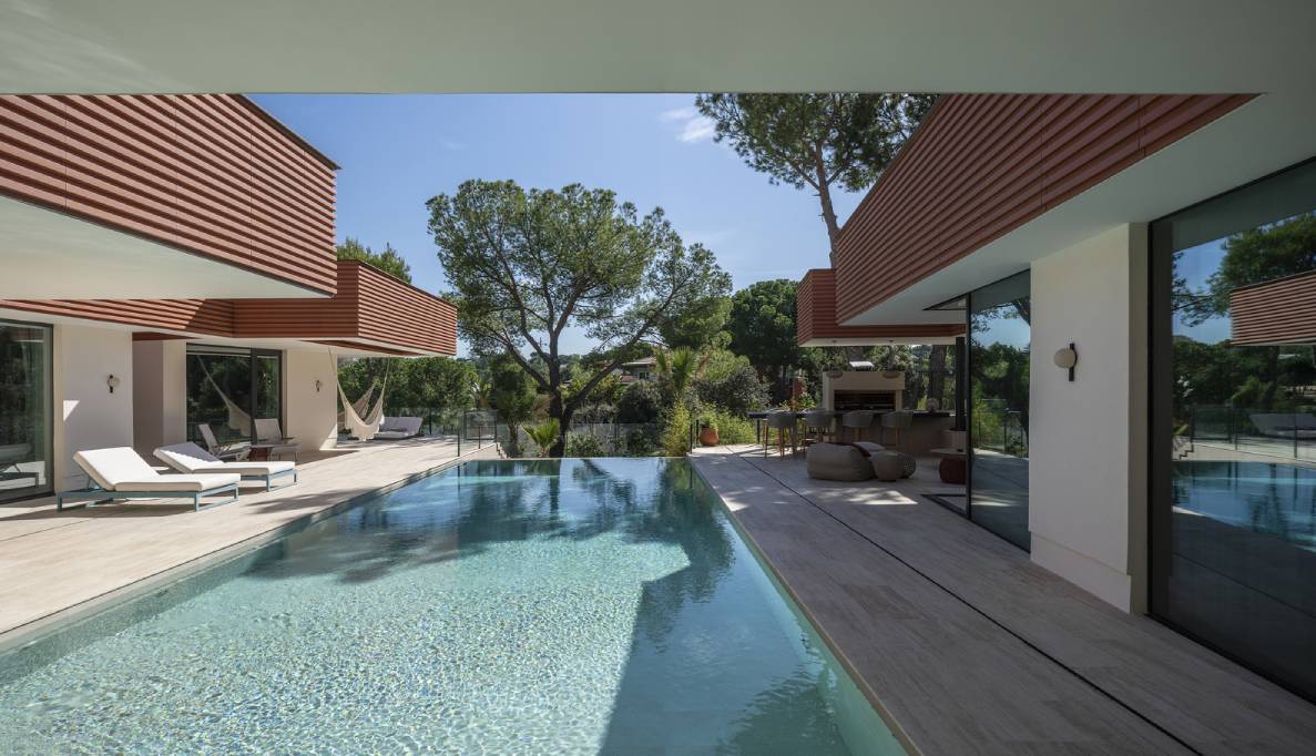 archipelago-villa-agi-architects_6 (1) - BluPrint The atrium with the infinity pool. Photo by Jesús Granada.
