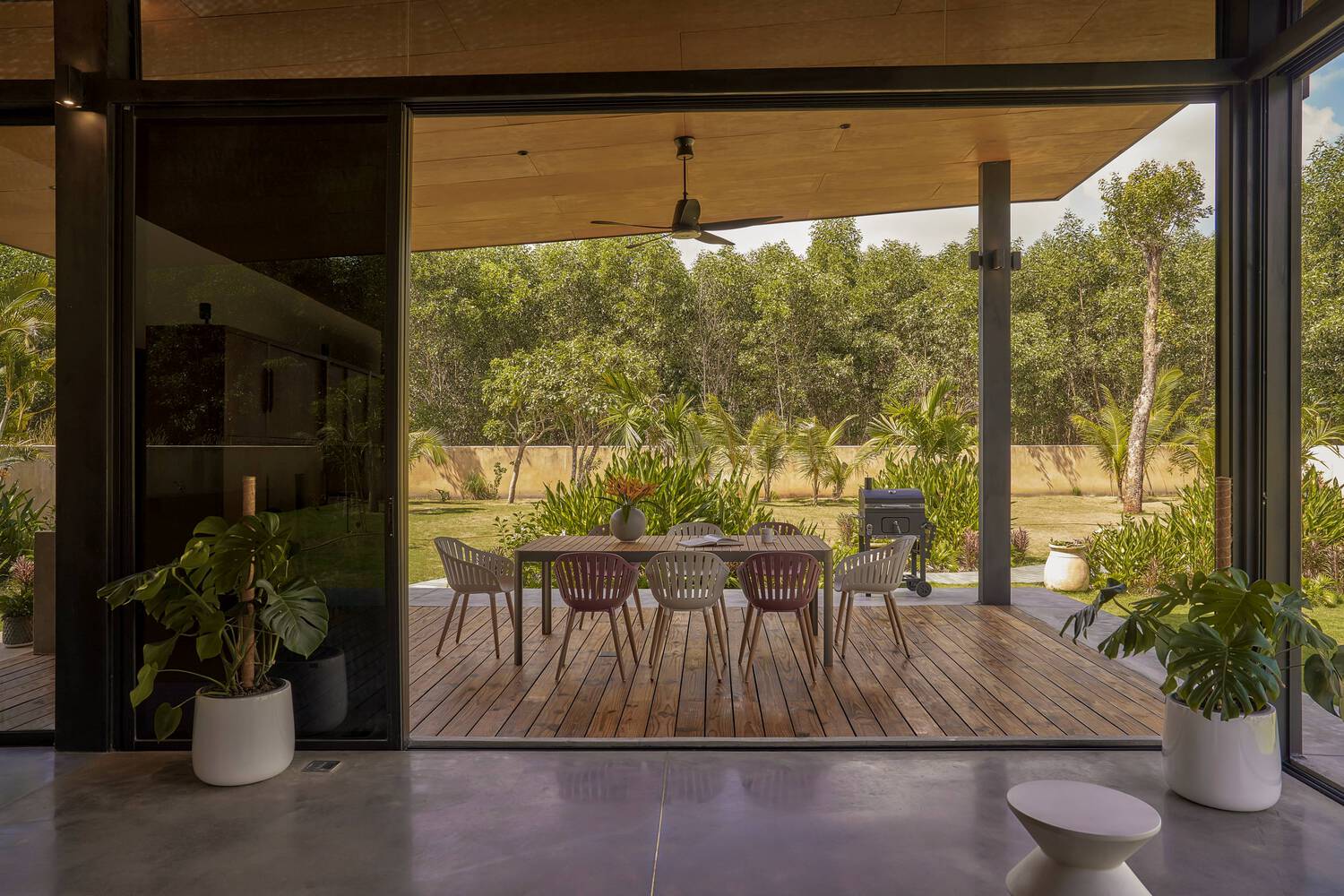 The dining area of the Bioclimatic Tropical Villa. Photo by Phu Dao.