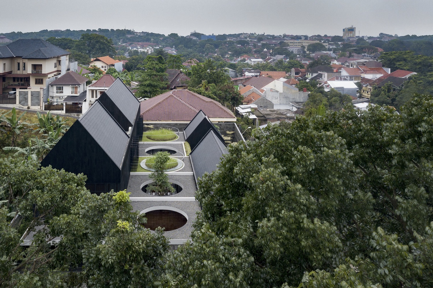 halo-house-tamara-wibowo-architects_6 - BluPrint A bird's eye view of Halo House. Photo by Andreaswidi.