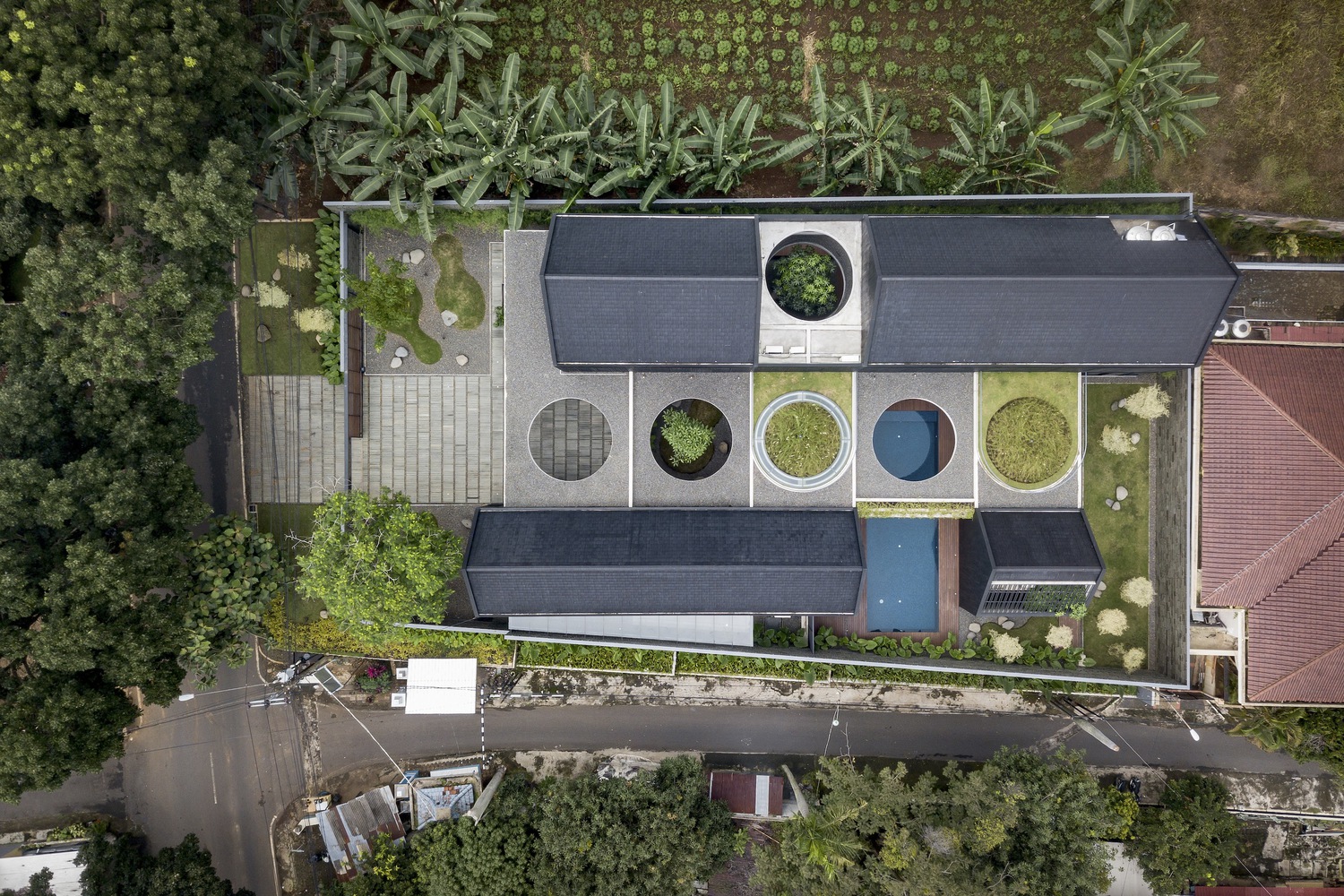 halo-house-tamara-wibowo-architects_7 - BluPrint Halo House from a godlike perspective. Photo by Andreaswidi.