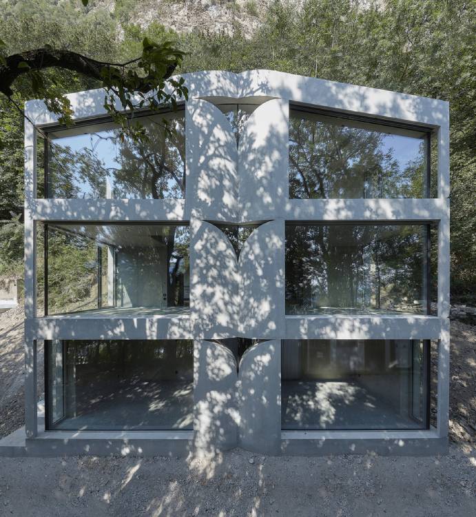 Front of House C. Photo by atelier Mattei.