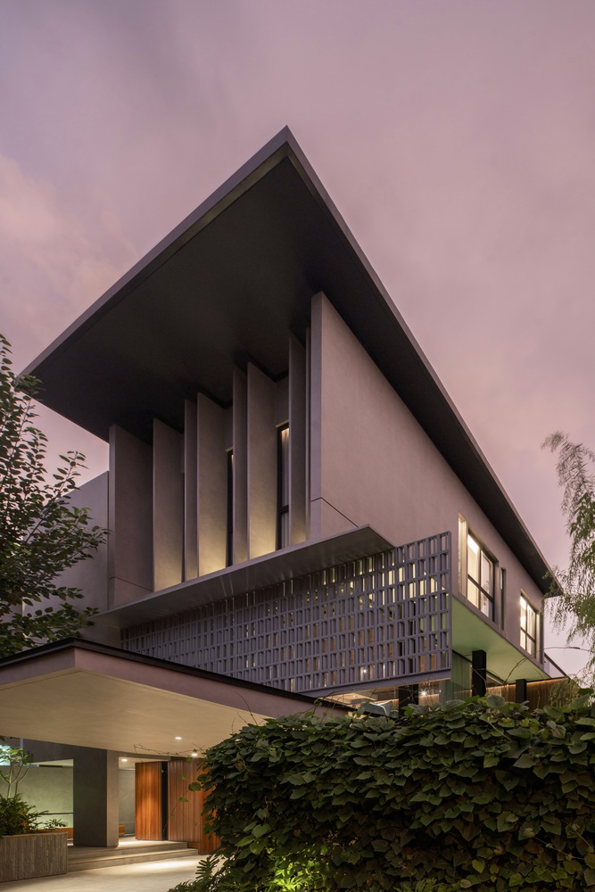 The exterior of ID House at dusk. Photos by Wahana Architects.