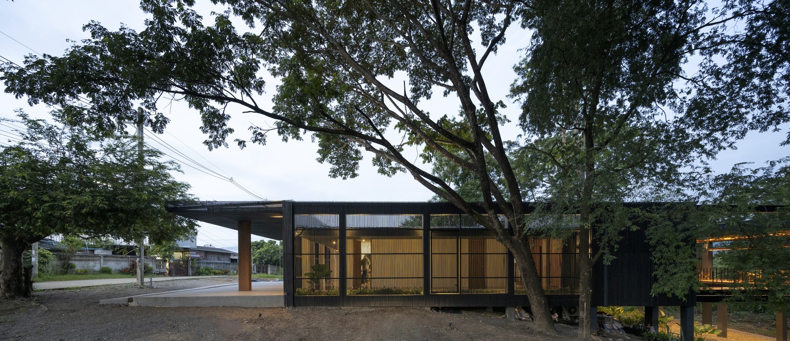 The front of the home as seen on the side. Photo by Rungkit Charoenwat.