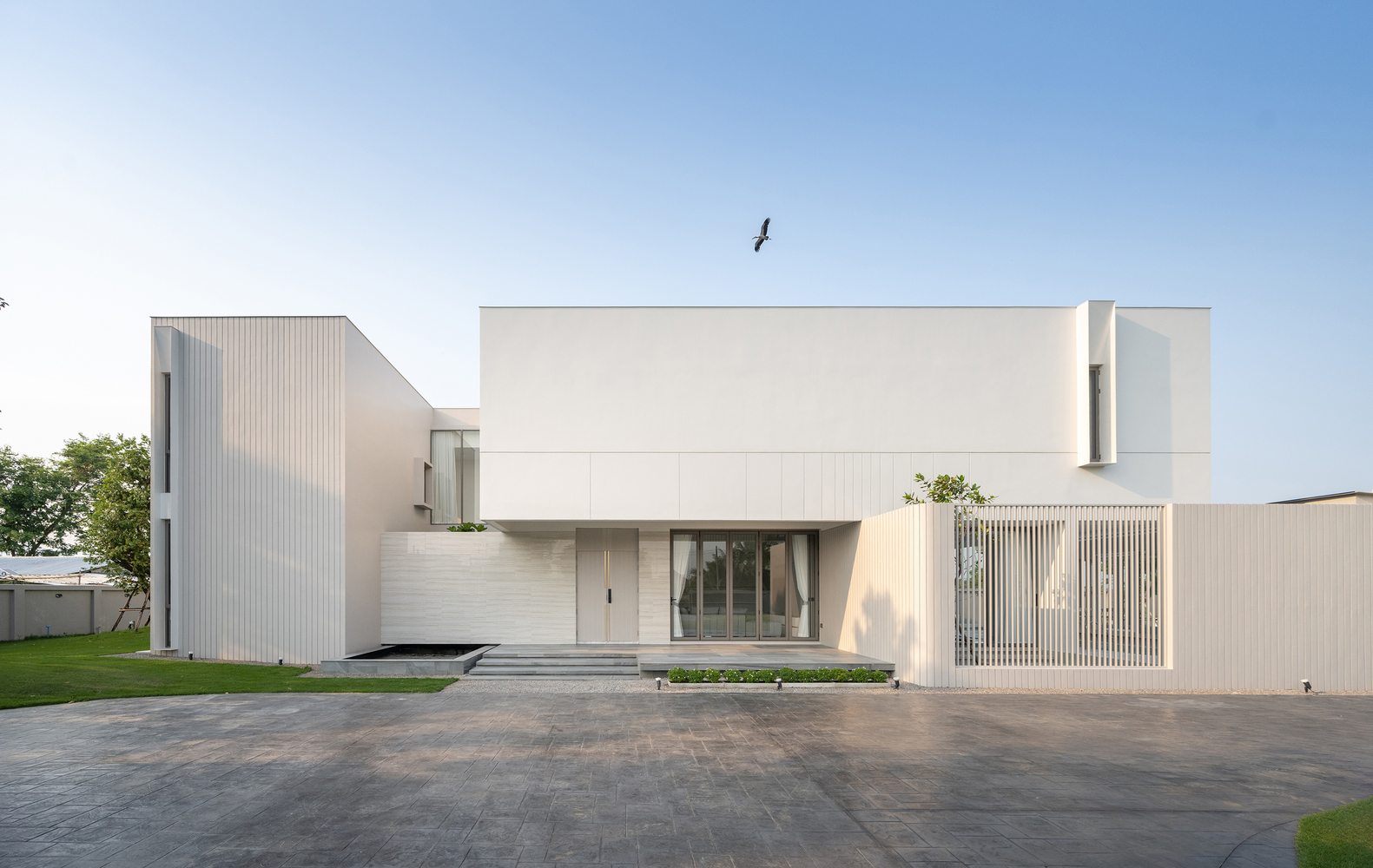 pb-house-d-compose-architect_10 - BluPrint Facade of modernist house.