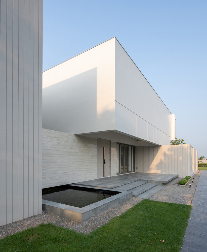 pb-house-d-compose-architect_13 - BluPrint Entrance to house with a pond.