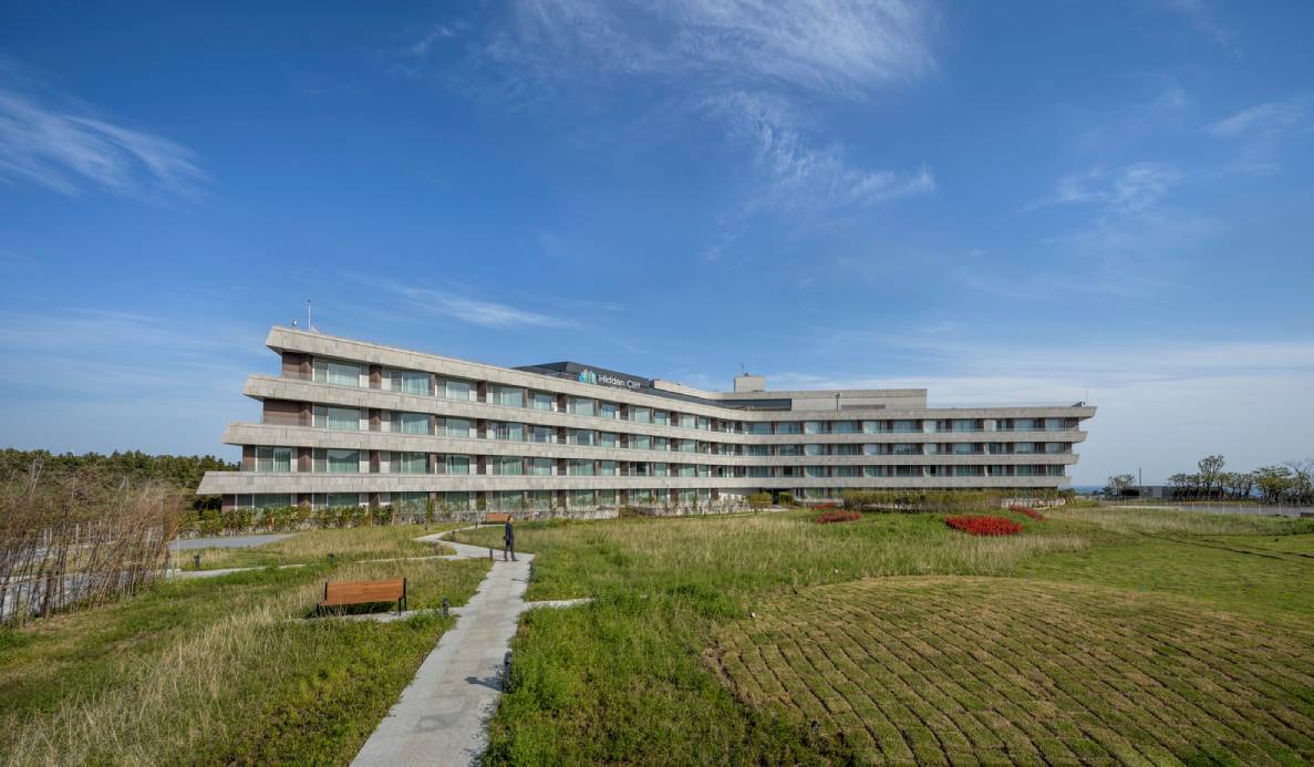 The grassland garden of the hotel. Photo by Yoon Joonhwan.