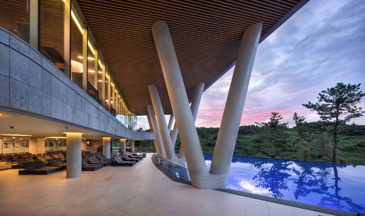 The pool with its amenities. Photo by Yoon Joonhwan.