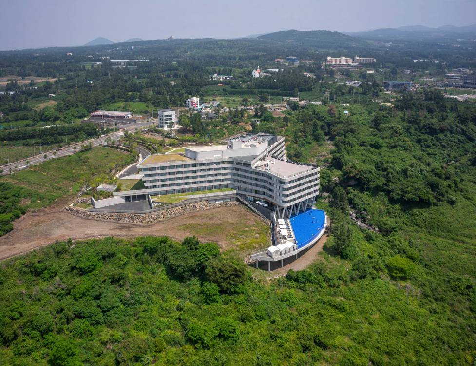 Top view with a swimming pool. Photo by Yoon Joonhwan.