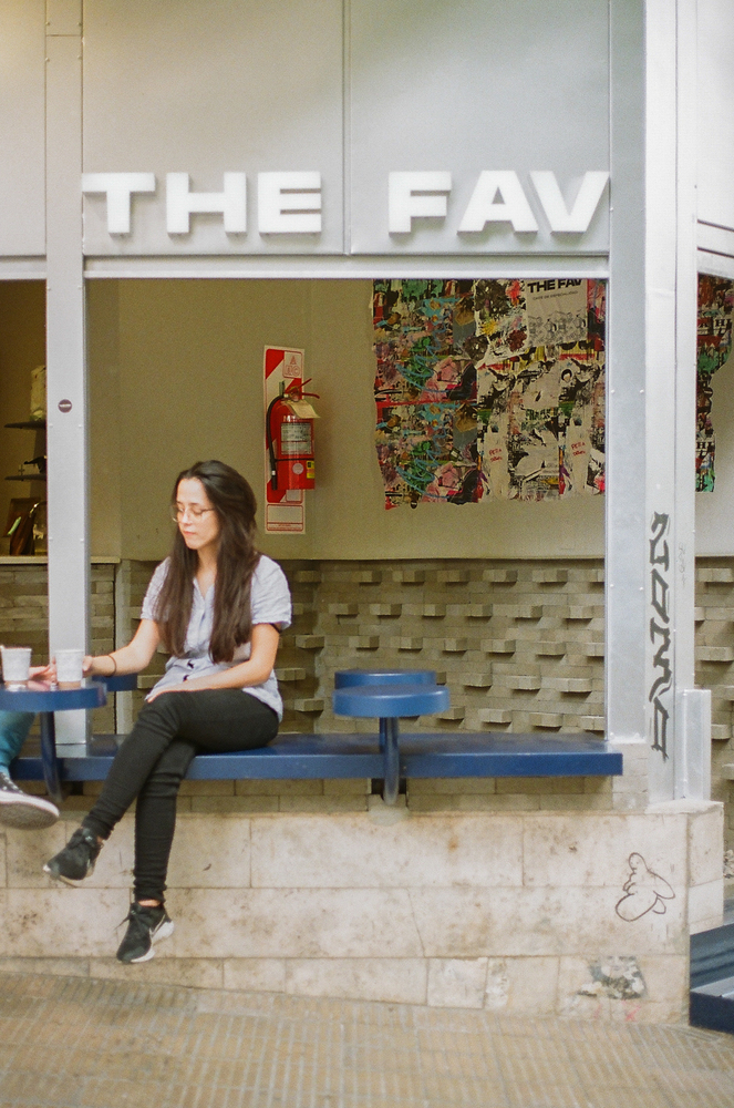 The tables and benches of the Fav Cafe. Photo by Ana Salazar Altamira.