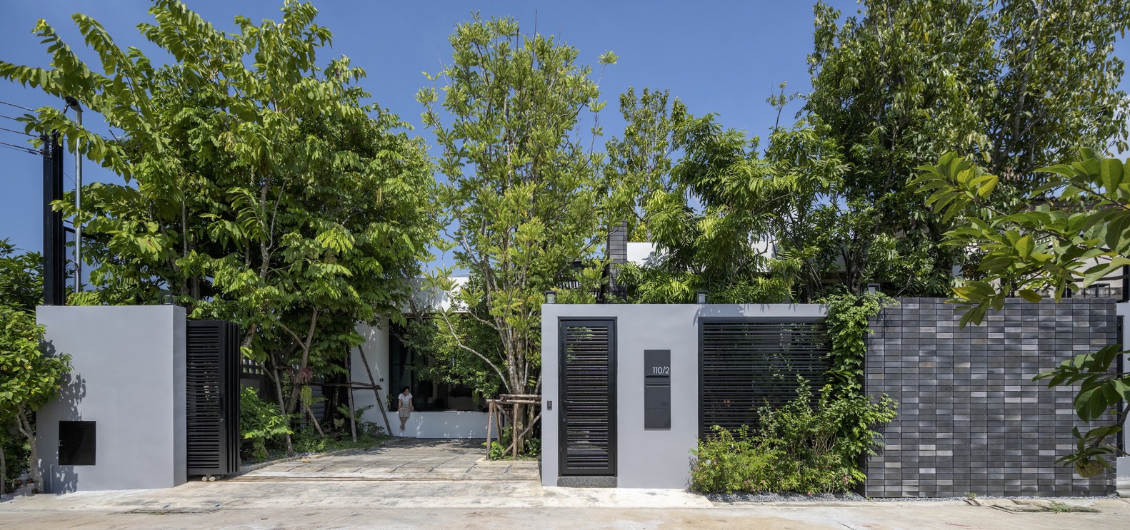 Facade of Tree's House.